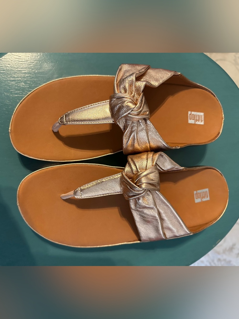 Fit flop. Metallic Rose Gold Knot Thong Sandals - Women